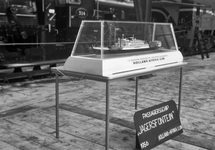 837100 Afbeelding van een model van het passagiersschip Jagersfontein van de Holland-Afrikalijn in een van de gebouwen ...
